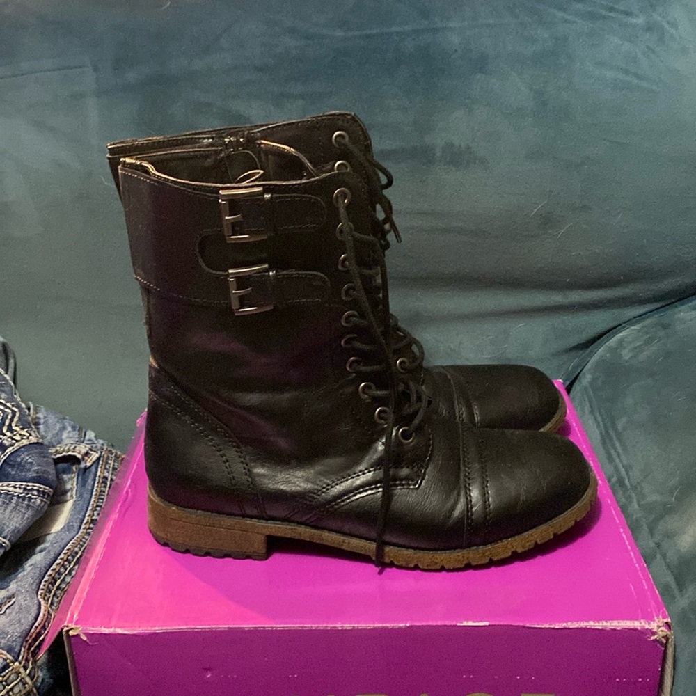 Like new Rampage jexmela black size 8.5 combat boots